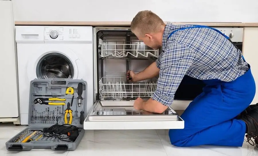 Bergama Viessmann servisi teknisyen ekibi beyaz eşya tamiri yaparken